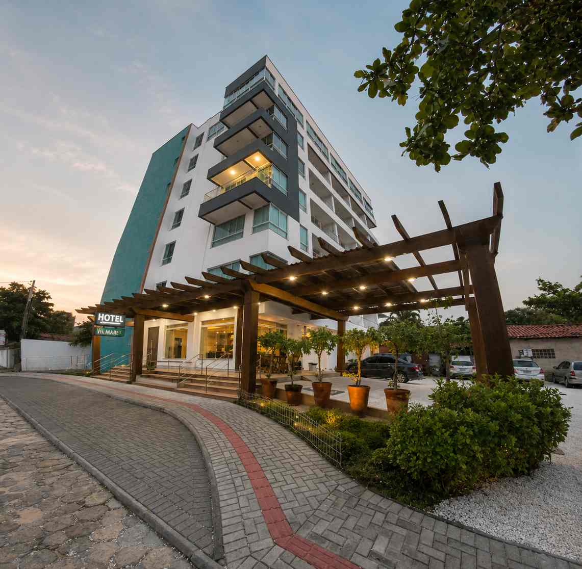 Hotel e Pousada Manguinho exterior at dusk